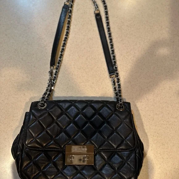 Michael Kors Sloan medium black quilted leather shoulder bag. - Picture 7 of 8